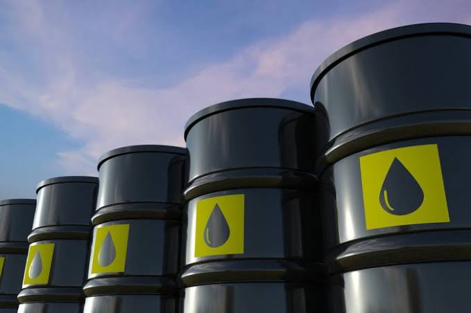 Petrolio in rialzo: tensioni Hormuz frenano i tagli OPEC