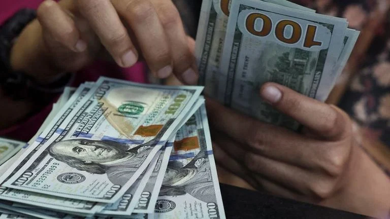 Dollaro ai massimi annuali: euro debole, yen a rischio intervento